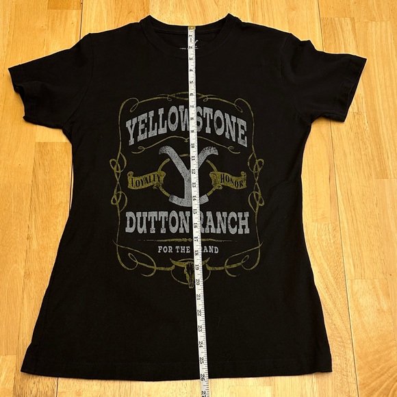 Yellowstone Dutton Ranch Black Women's Tee - Picture 5 of 9